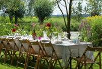 Lange tafels in het gras